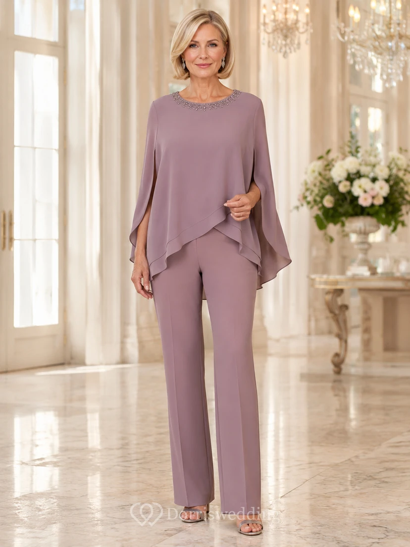 Vintage-Mauve-Hosenanzug für die Mutter der Braut, elegant und edel, mit Perlenbesatz am Kragen, Dreiviertel-Cape, mehrlagiger Tunika und gerader Hose.