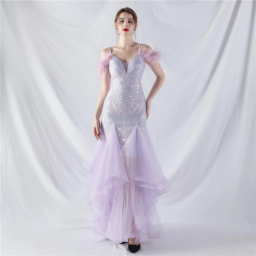 Robe de danse artisanale en filet rigide orné de plumes d'autruche, de perles et de fleurs, confectionnée en maille. view 42
