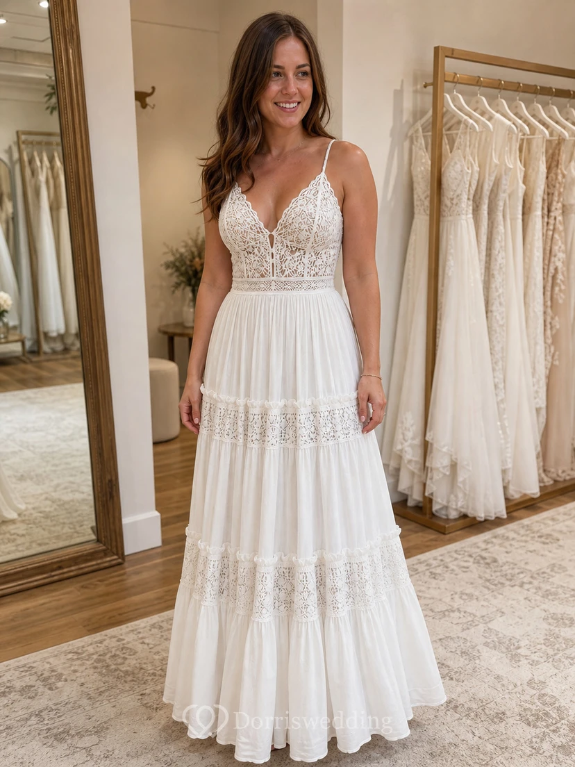 Robe de mariée bohème de plage avec bretelles spaghetti, corsage en dentelle et jupe longue à volants view 6