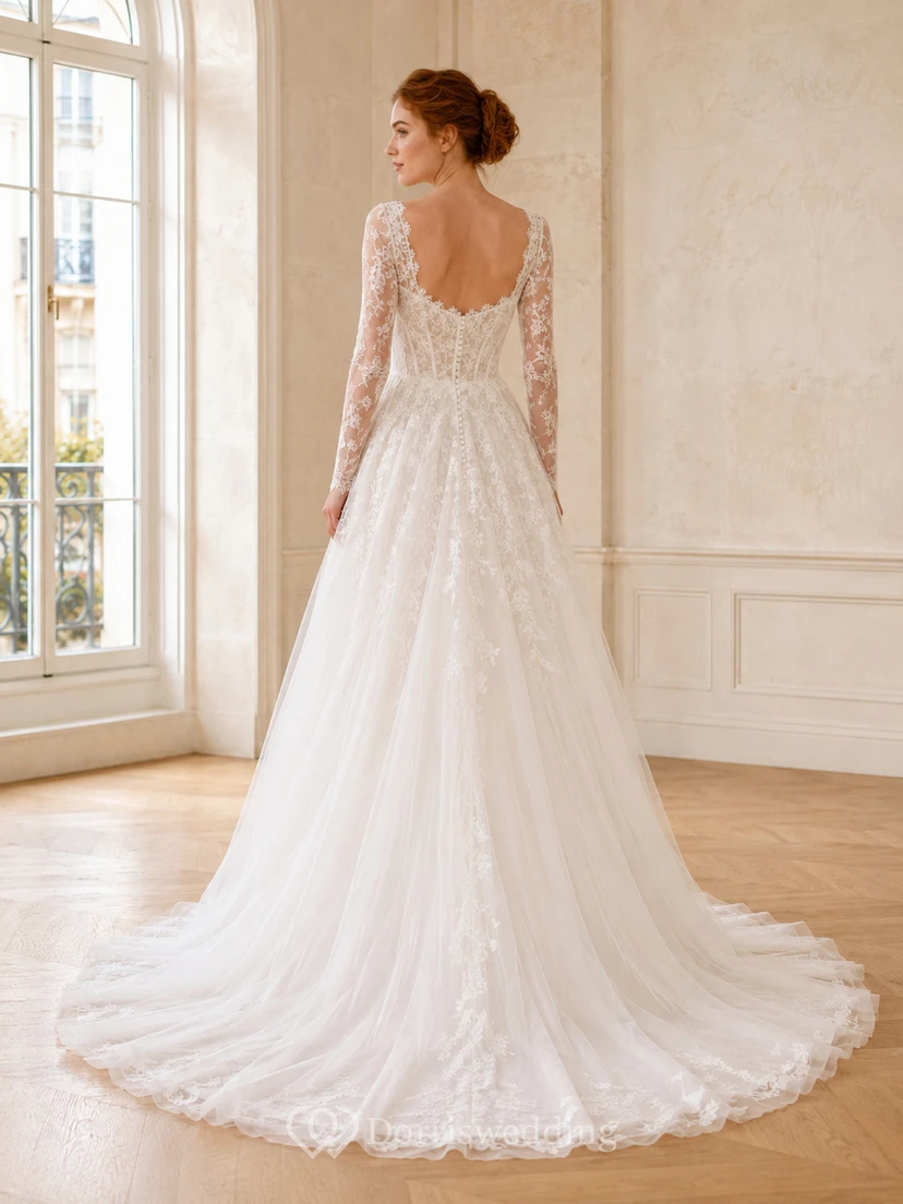 Robe de mariée Gallery classique en dentelle et tulle, col carré, manches longues transparentes, coupe trapèze, traîne chapelle, applications florales view 2
