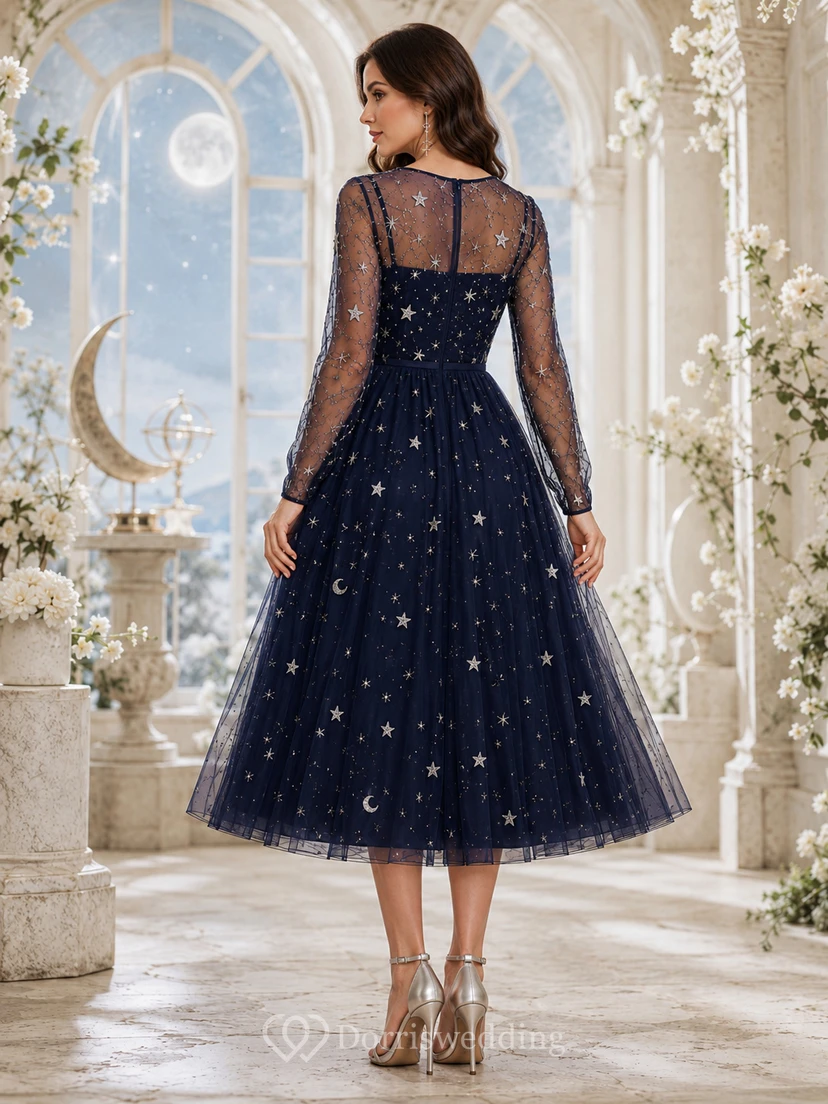 Robe de cocktail bleu marine foncé à manches longues en tulle céleste, coupe trapèze, ornée de bijoux. view 2