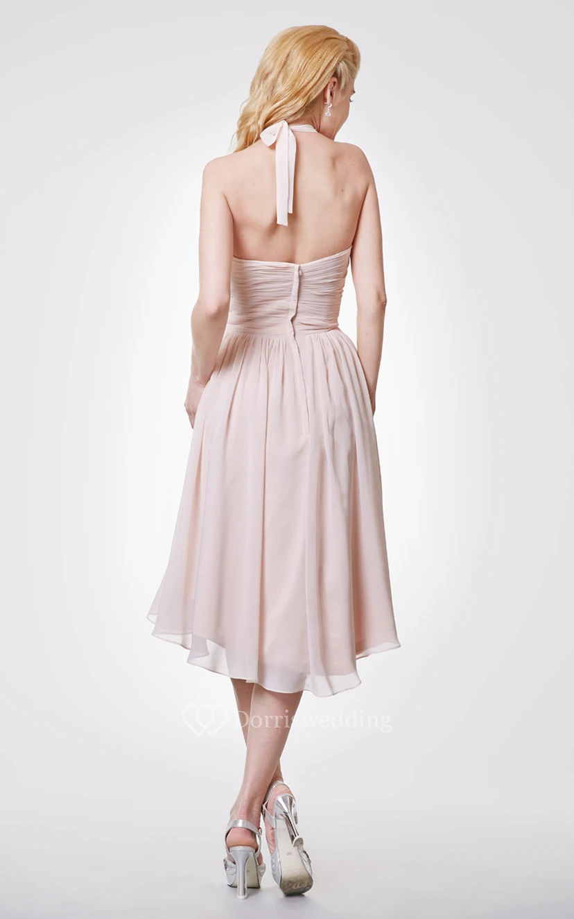 Elegante vestido de gasa estilo imperio con escote halter y bajo asimétrico. view 3