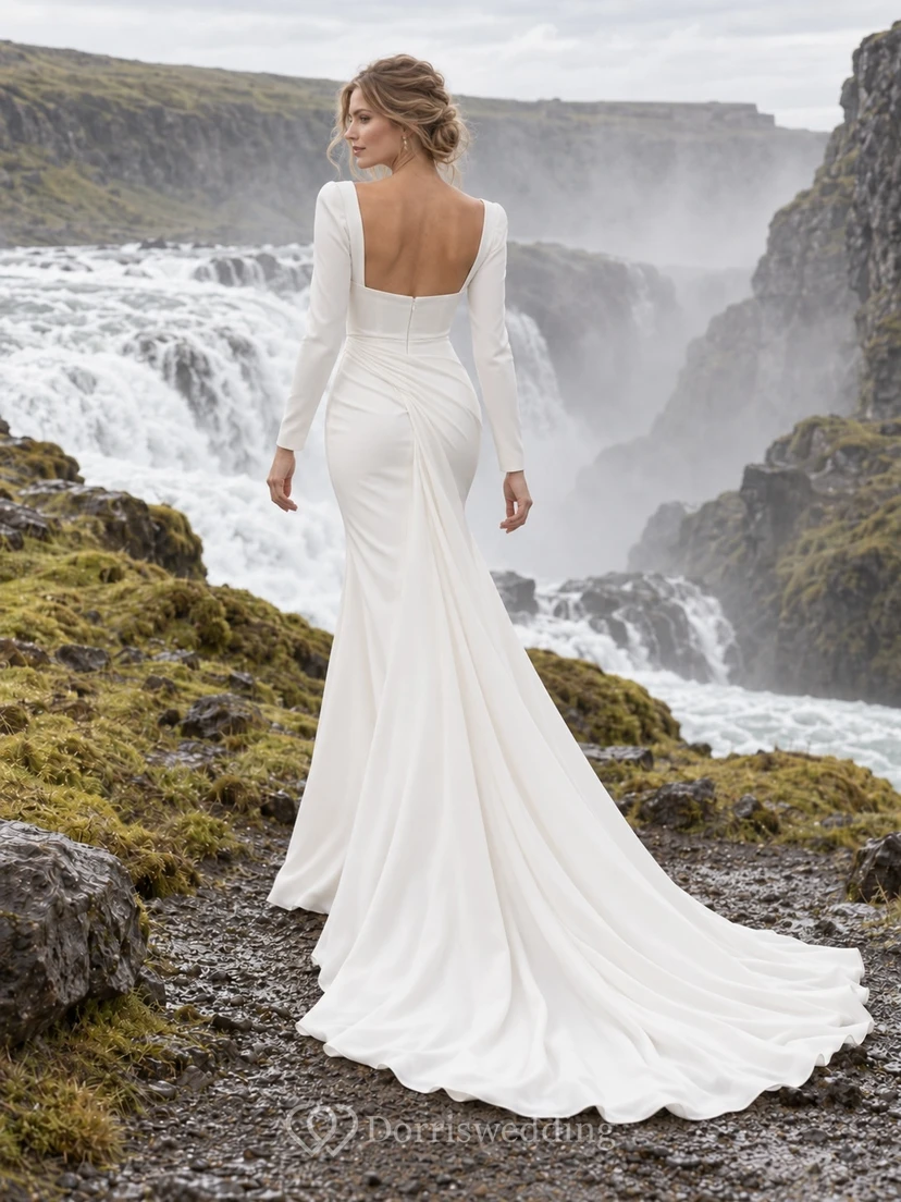 Vestido de novia sencillo de crepé con escote cuadrado, manga larga, corte sirena, cintura fruncida y cola. view 2