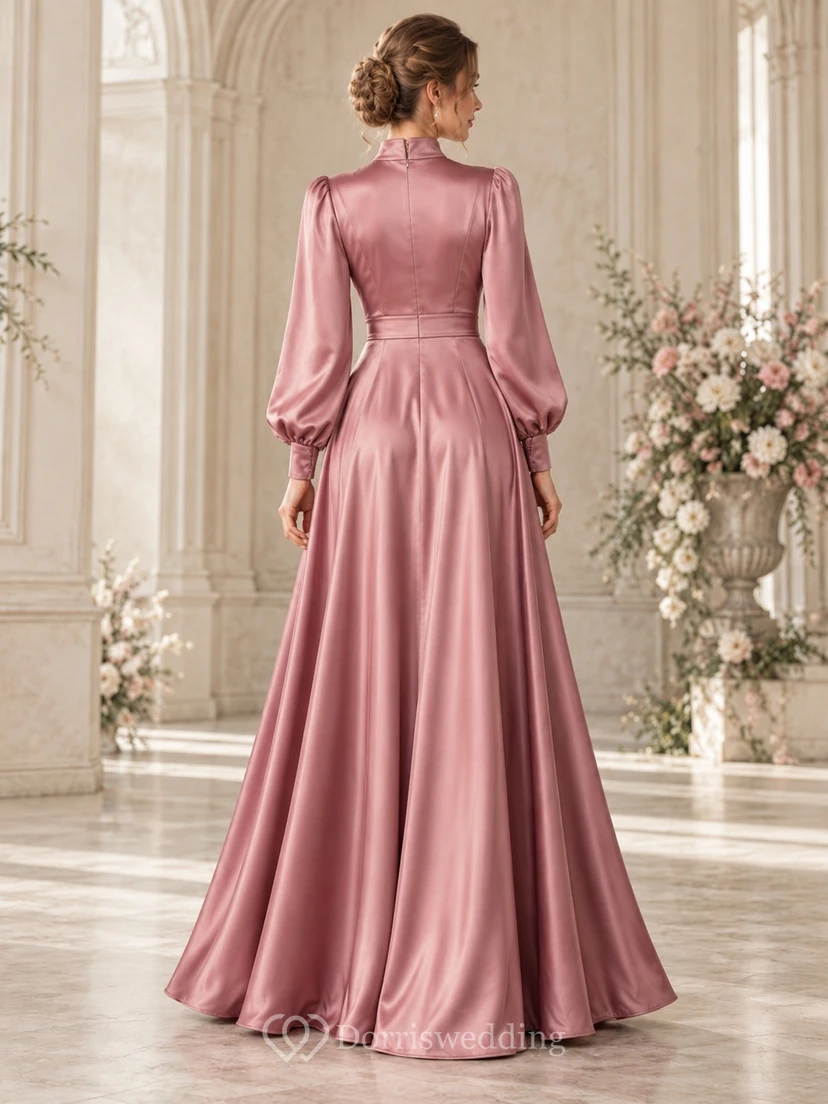 Robe de soirée en satin rose poudré à col montant et manches longues, d'une sobriété élégante. view 2