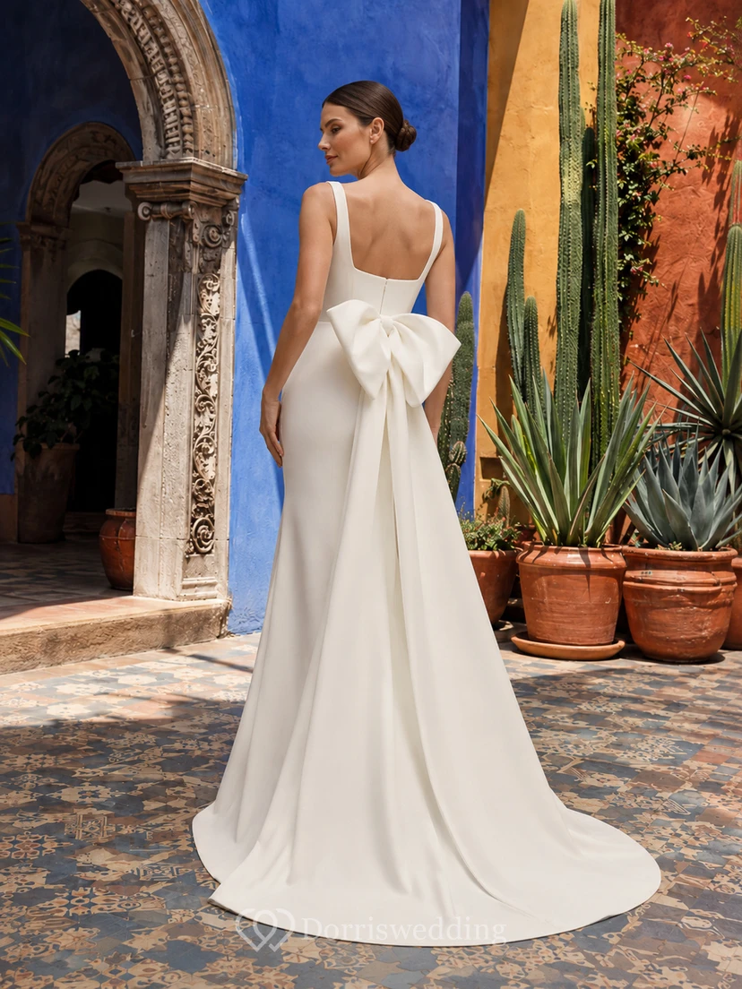 Robe de mariée sirène en crêpe à col carré et nœud oversize pour une destination view 2