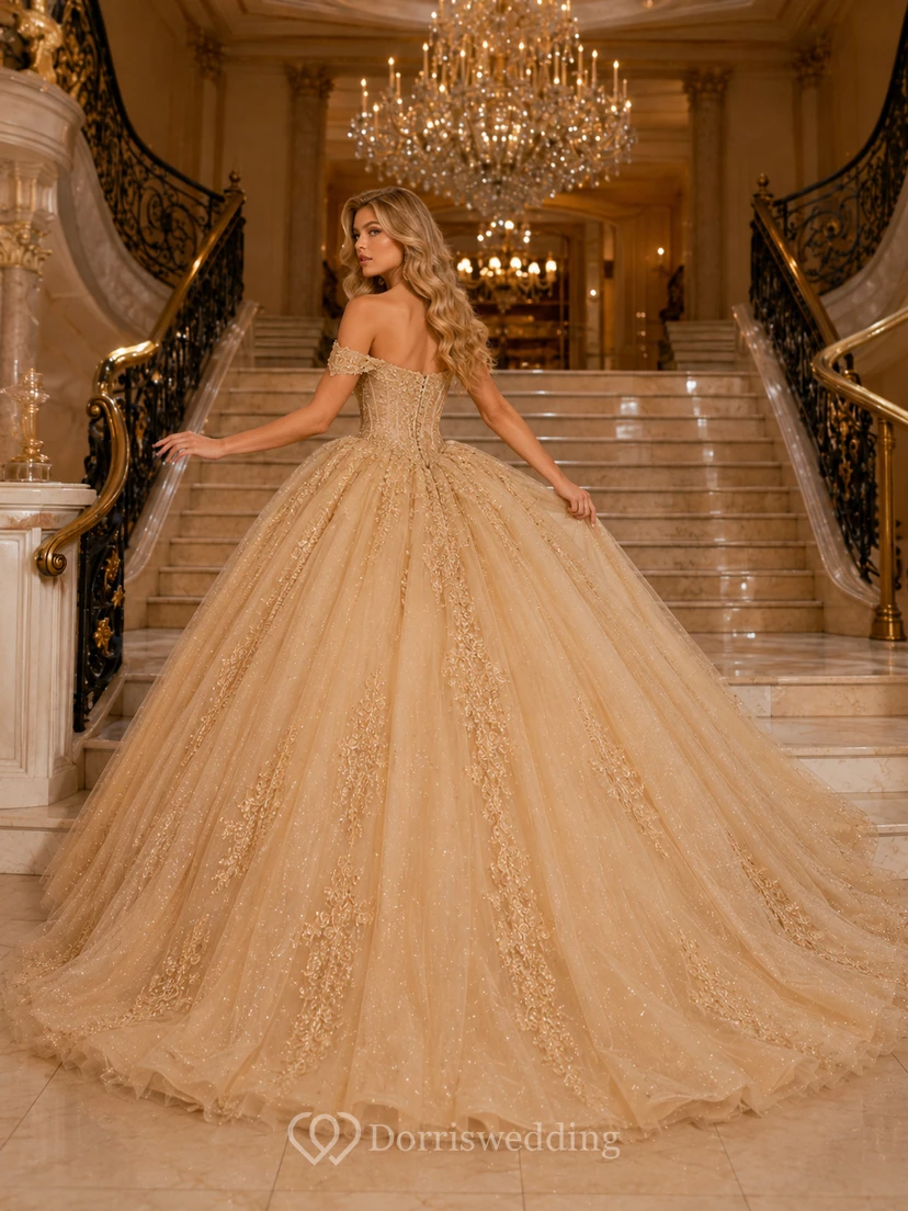 Vestido de baile de princesa de lujo con escote palabra de honor y brillo dorado para quinceañera en el Hotel Champagne. view 2