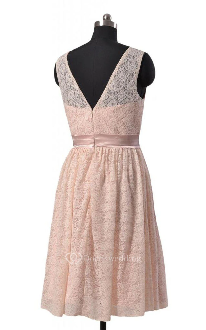Vestido corto de encaje con corte en A y escote ilusión. view 3