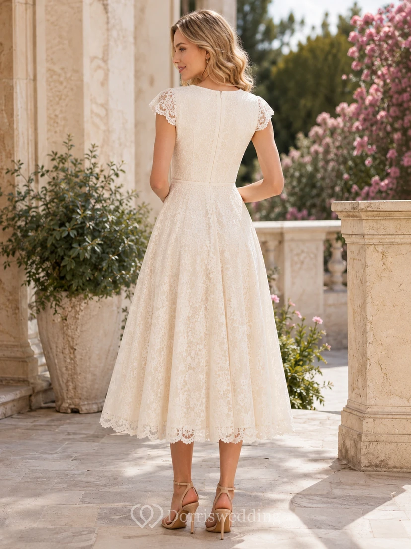 Vestido de invitada de corte A, largo midi, con escote en V, manga corta, pliegues de encaje y cremallera en la espalda. view 2