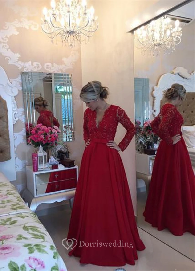 Robe de bal en mousseline rouge délicate et dentelle, ornée de perles et à manches longues.