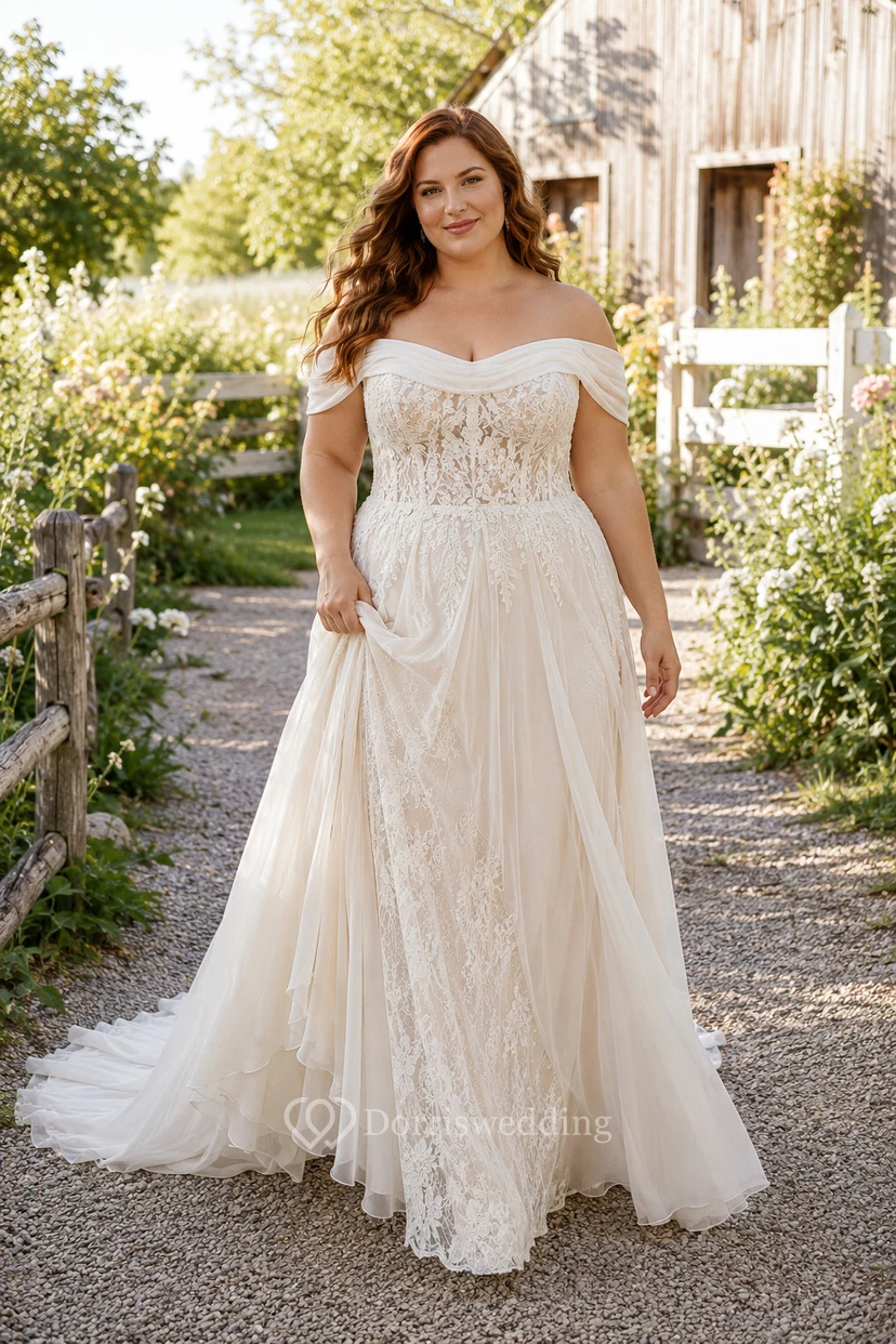 Robe de mariée grande taille en dentelle et tulle, coupe trapèze, épaules dénudées et traîne chapelle