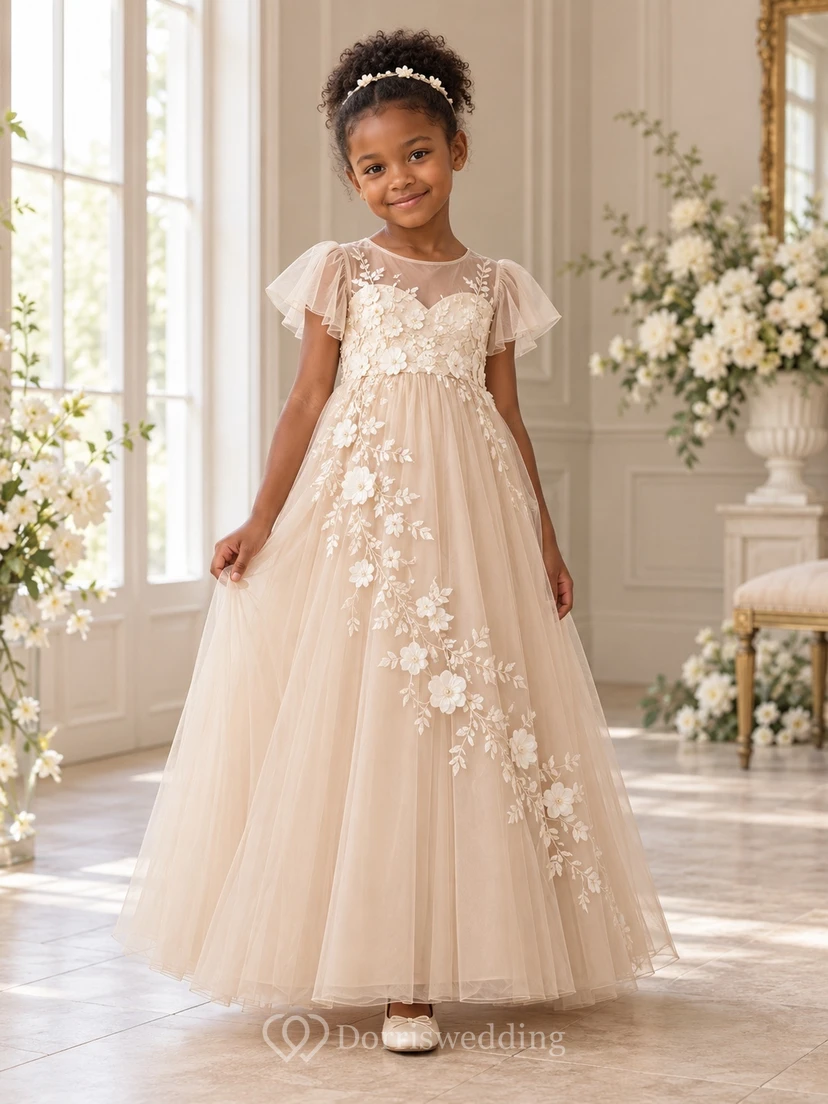 Robe de demoiselle d'honneur champagne à fleurs, coupe trapèze, en tulle, manches papillon, longueur au sol, ornée d'appliqués et d'un col illusion.