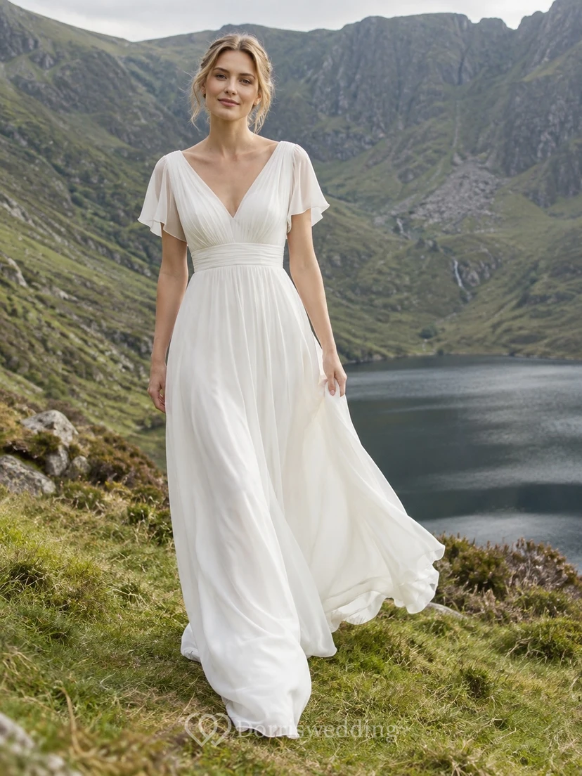Vestido de novia sencillo de gasa con escote en V, corte en A, mangas cortas y cola fruncida.