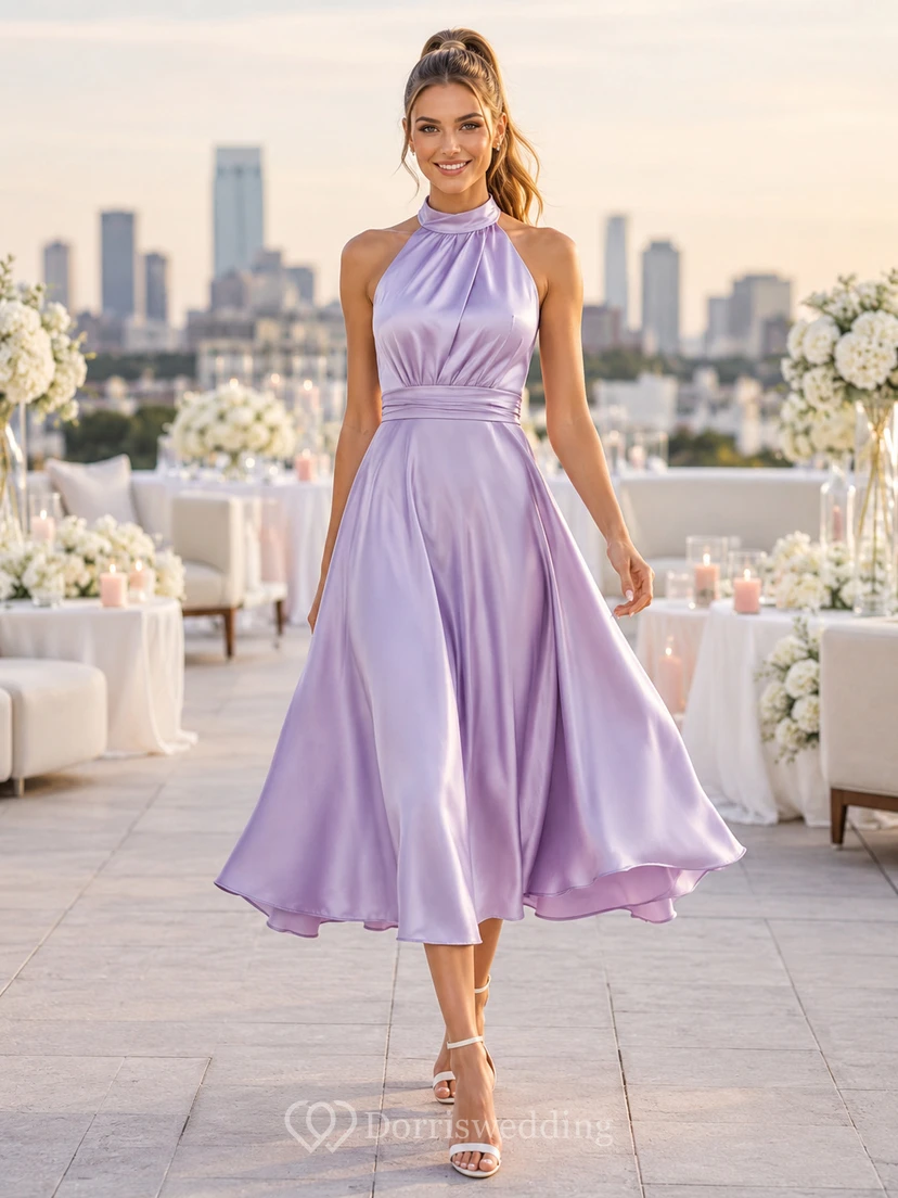 Robe de mariée lavande en satin, col montant, dos nu et longueur thé