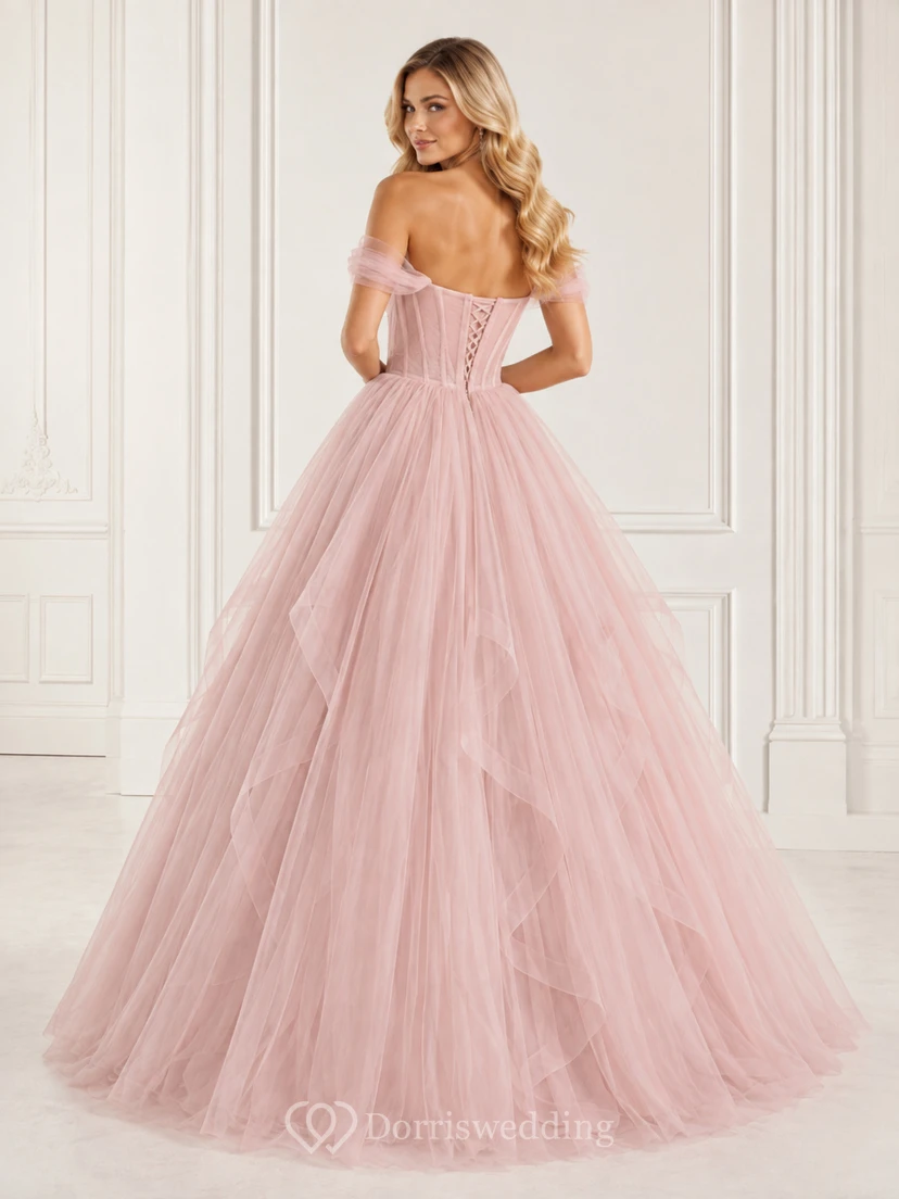 Romantisches Prinzessinnen-Ballkleid aus Tüll, schulterfrei, mit herzförmigem Dekolleté und fließenden Rüschen. view 2