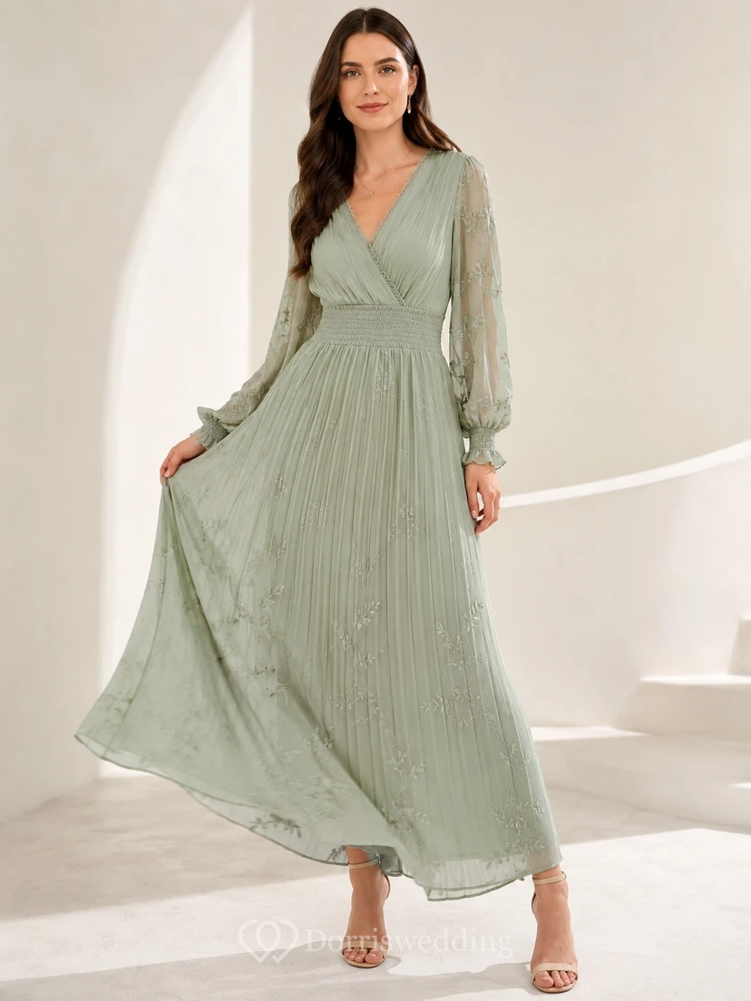 Vestido largo plisado de gasa verde salvia con escote en V y mangas largas.