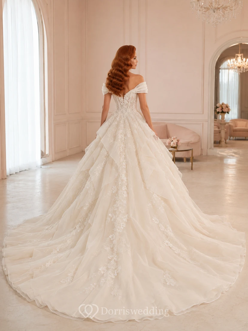Robe de bal en dentelle florale à épaules dénudées et manches courtes, robe de mariée luxueuse avec traîne chapelle et applications. view 2
