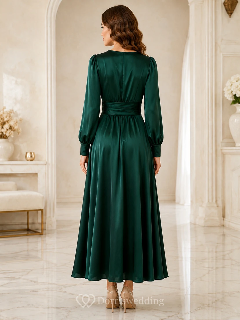 Dunkelgrünes, knöchellanges, gerafftes A-Linien-Kleid aus Satin mit V-Ausschnitt und langen Ärmeln von Bayram view 2