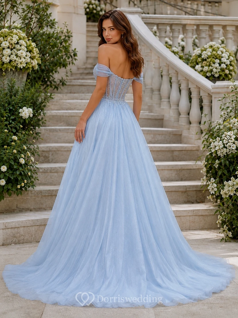 Himmelblaues schulterfreies, plissiertes Tüll-Ballkleid mit Schlitz und bodenlangem Rock view 2
