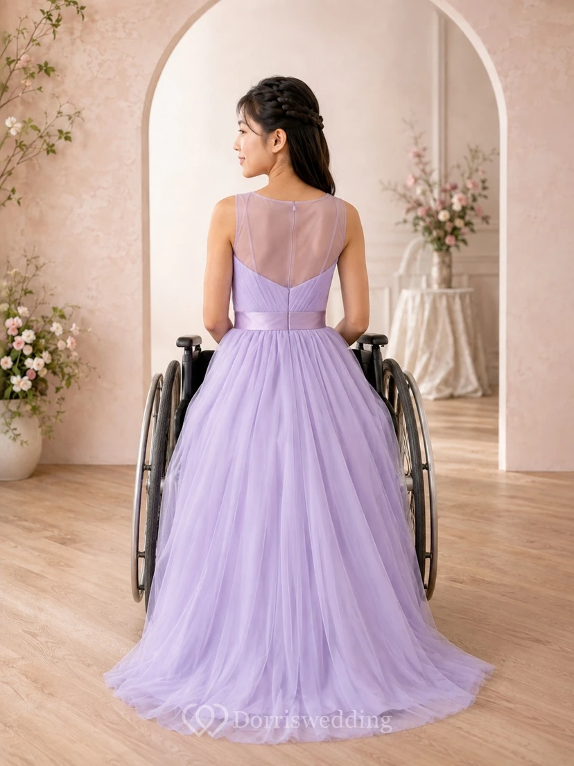 Lavendelfarbenes Brautjungfernkleid für junge Damen, A-Linie, herzförmiger Ausschnitt und hoher Kragen, ärmellos, Illusionsärmel, Tüll, dezent view 2