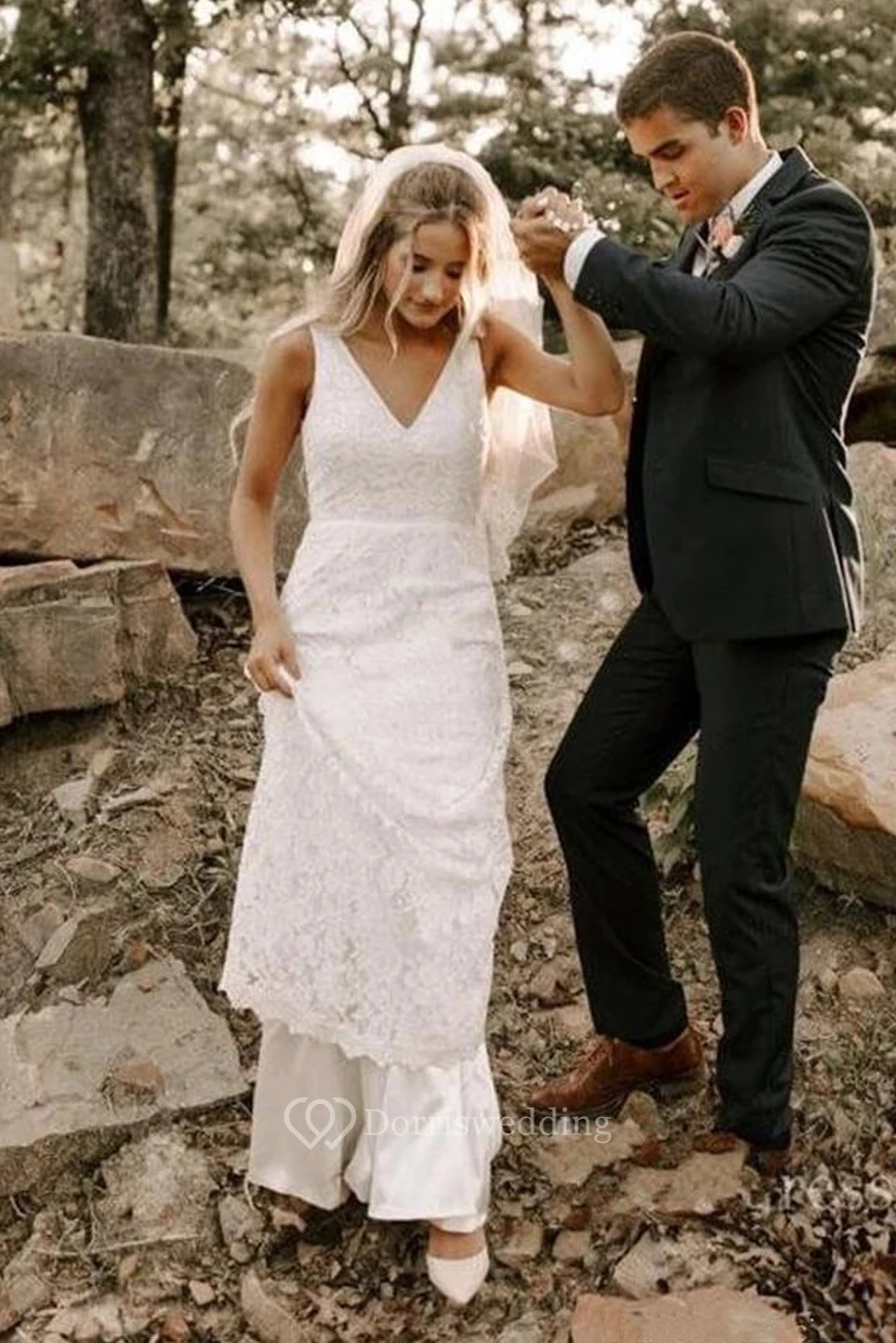 Robe de mariée bohème en dentelle vaporeuse, col en V, sans manches, traîne courte view 3