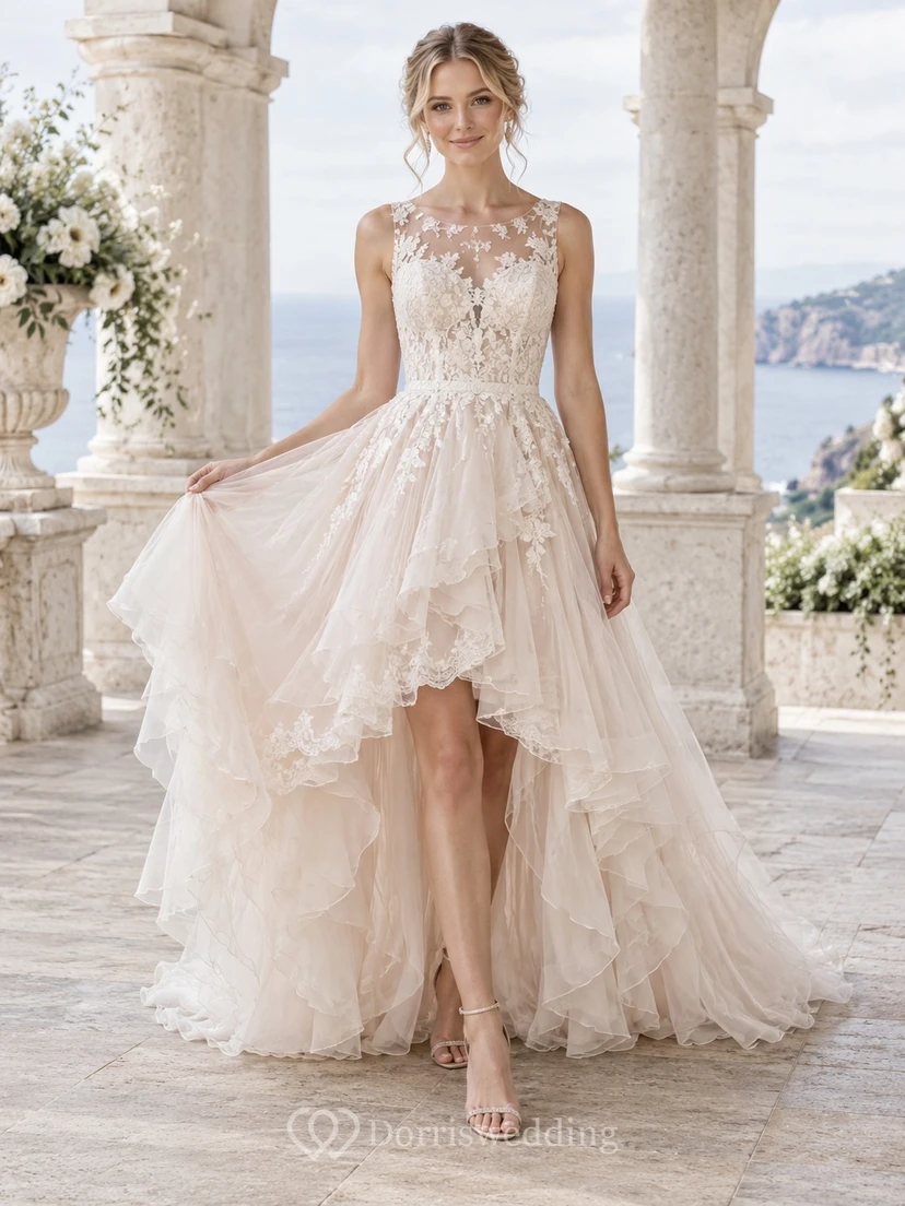 Brautkleid mit asymmetrischem Oberteil, gestuften Rüschen und Knopfleiste am Rücken