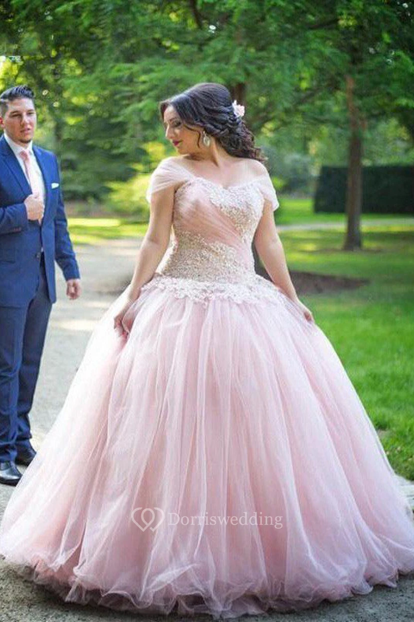 Vestido de gala de encaje y tul con hombros descubiertos y manga corta con cremallera.