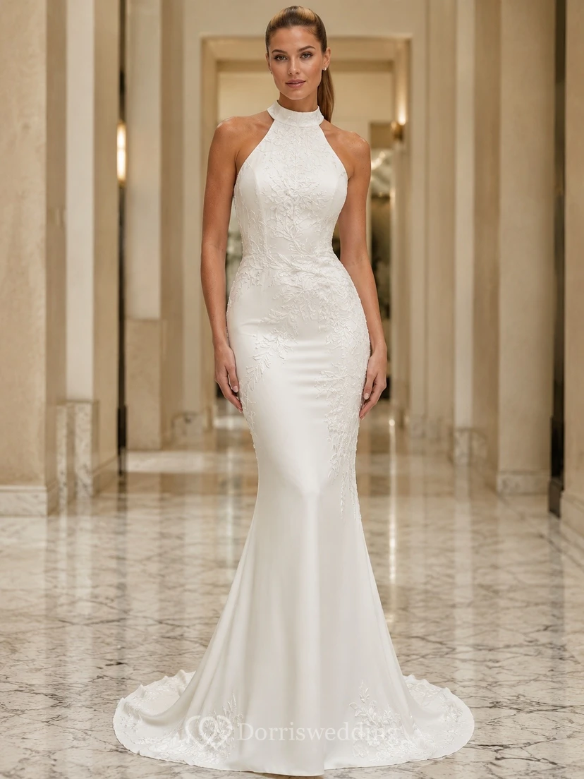 Vestido de novia elegante y ajustado con escote halter y encaje.