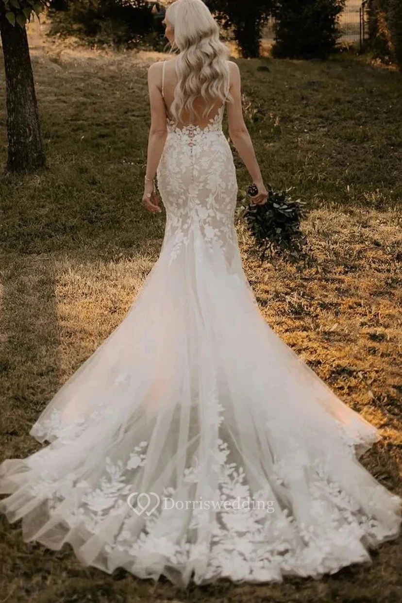 Meerjungfrauen-Brautkleid im Landhausstil aus Tüll mit Spaghetti-Spitzenapplikationen und kleiner Schleppe view 2