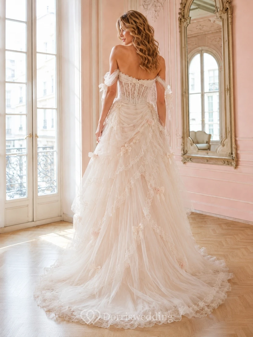 Vestido de novia romántico blanco de tul con volantes, manga corta, hombros descubiertos y corte en A, estilo asimétrico. view 2