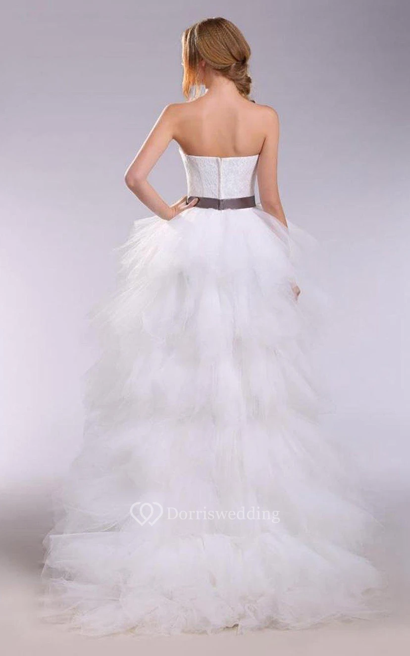 Trägerloses, asymmetrisches Tüllkleid mit Satinschärpe view 2