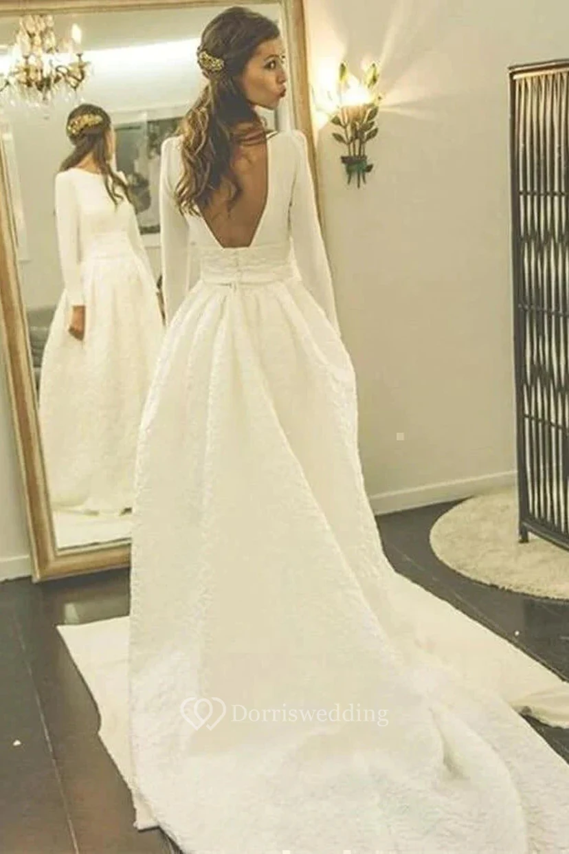 Langärmeliges, schlichtes Brautkleid aus Satin mit tiefem V-Ausschnitt am Rücken view 2