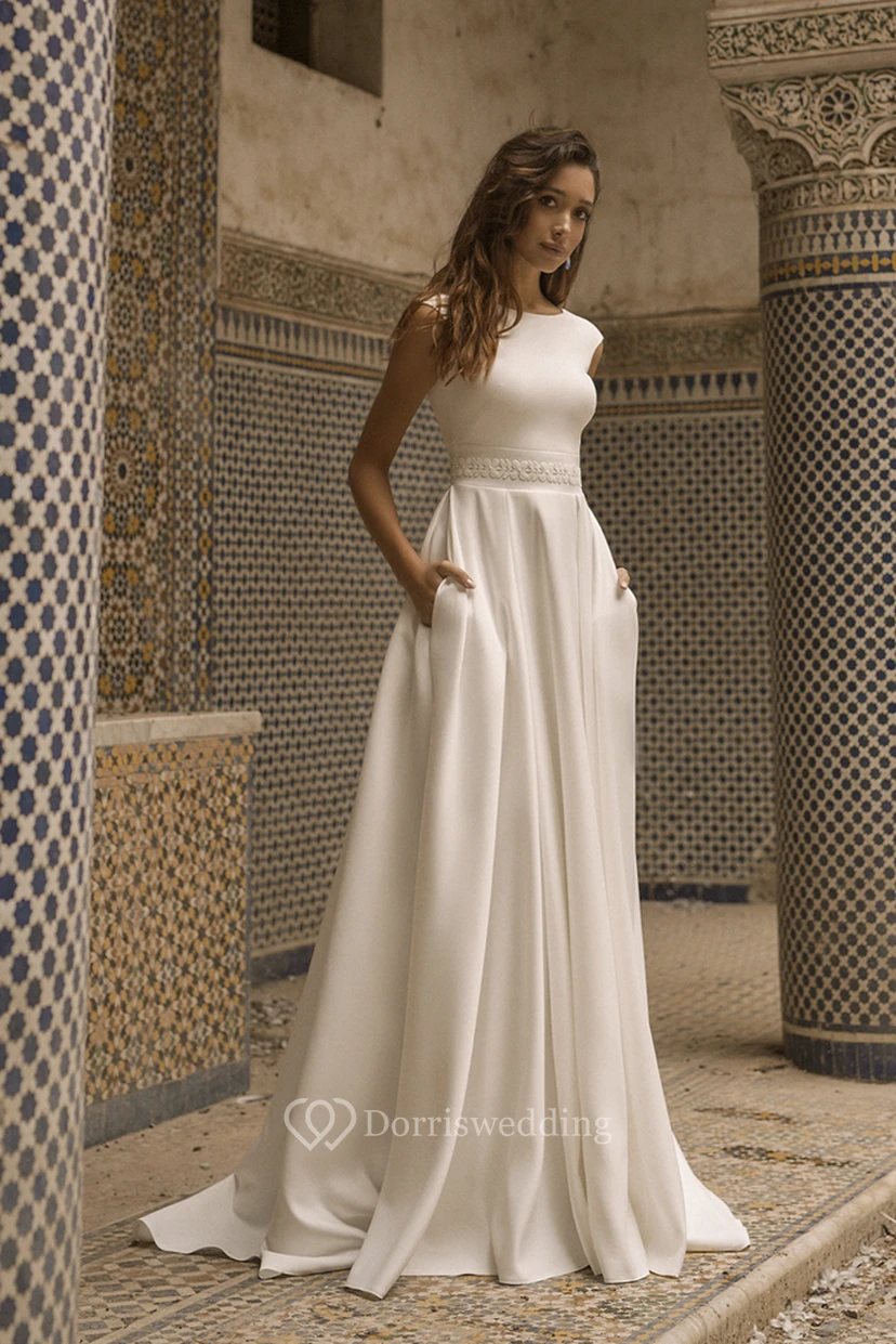 Robe de mariée simple en satin élégant, manches courtes, encolure bateau, dos en V et ceinture. view 3