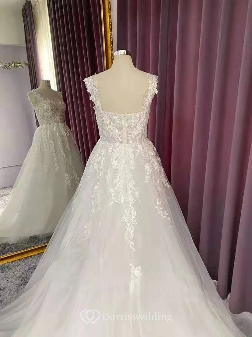 Vestido de novia etéreo de corte imperio con tul, hombros descubiertos y apliques de encaje. view 4