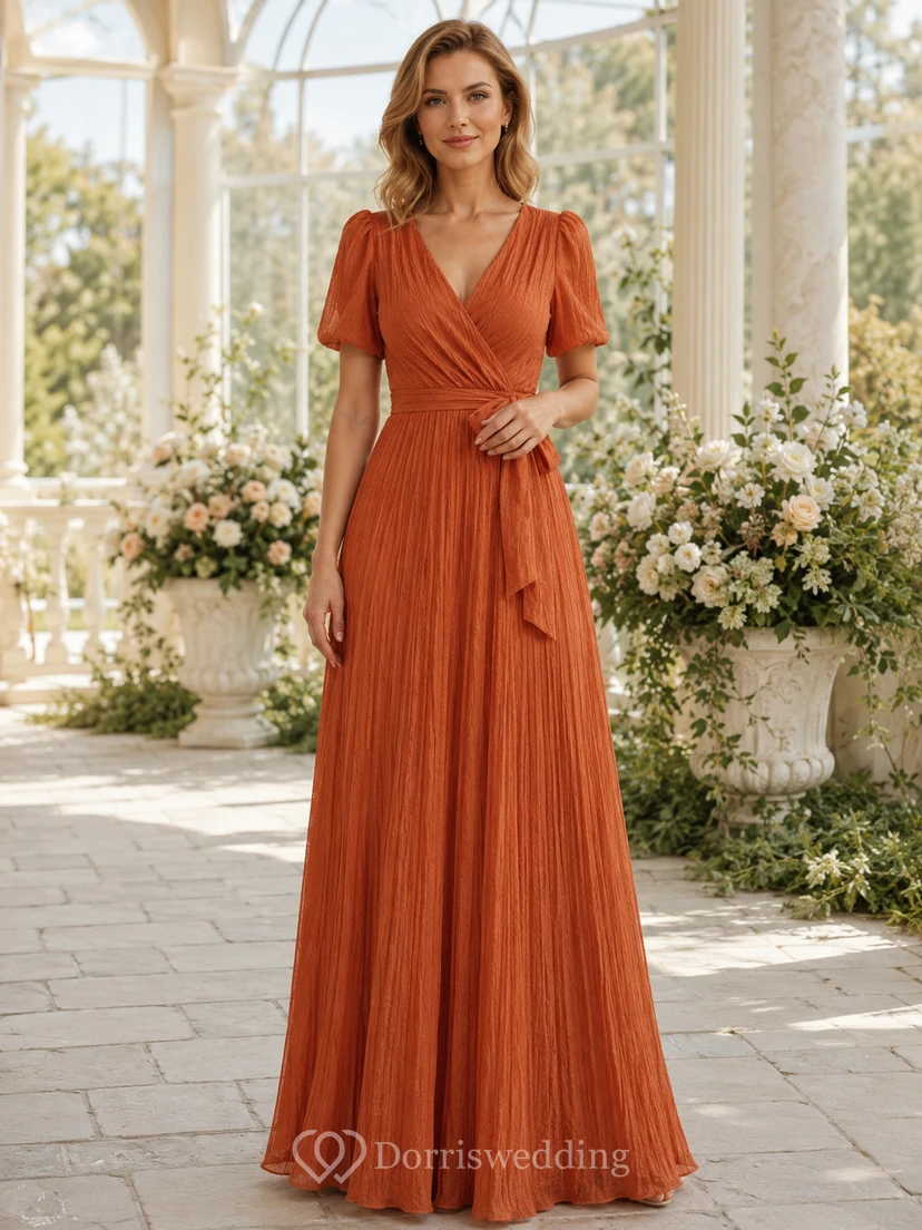 Gebranntes orangefarbenes, bodenlanges Gästekleid mit V-Ausschnitt, Puffärmeln und Falten