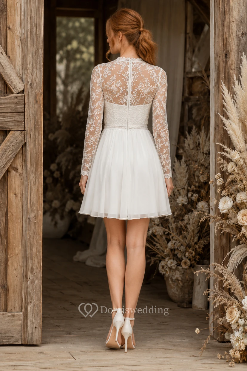 Robe de mariée courte à col bateau, manches longues en dentelle et jupe en satin view 2