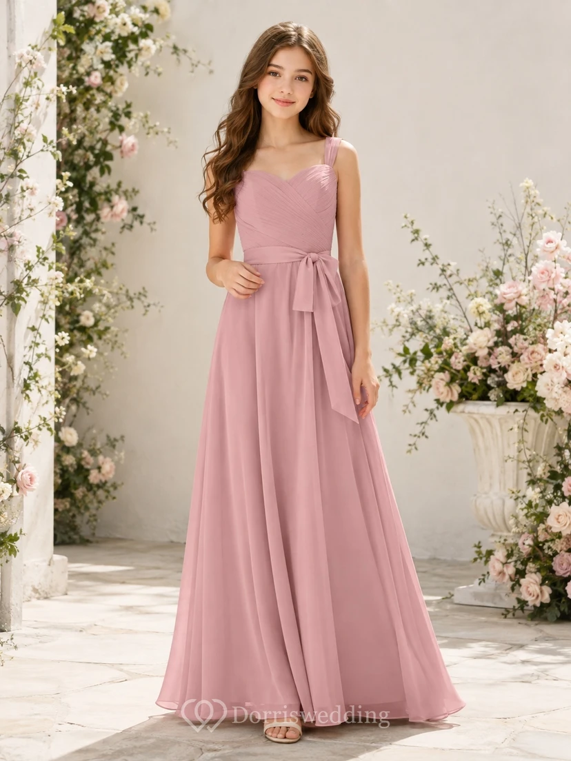Vestido de dama de honor juvenil color rosa empolvado, corte en A, sin mangas, con detalle de fajín, estilo romántico.