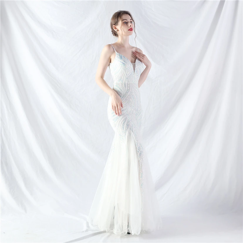Paillettenbesetztes Abendkleid aus Netzstoff und Trägern view 40