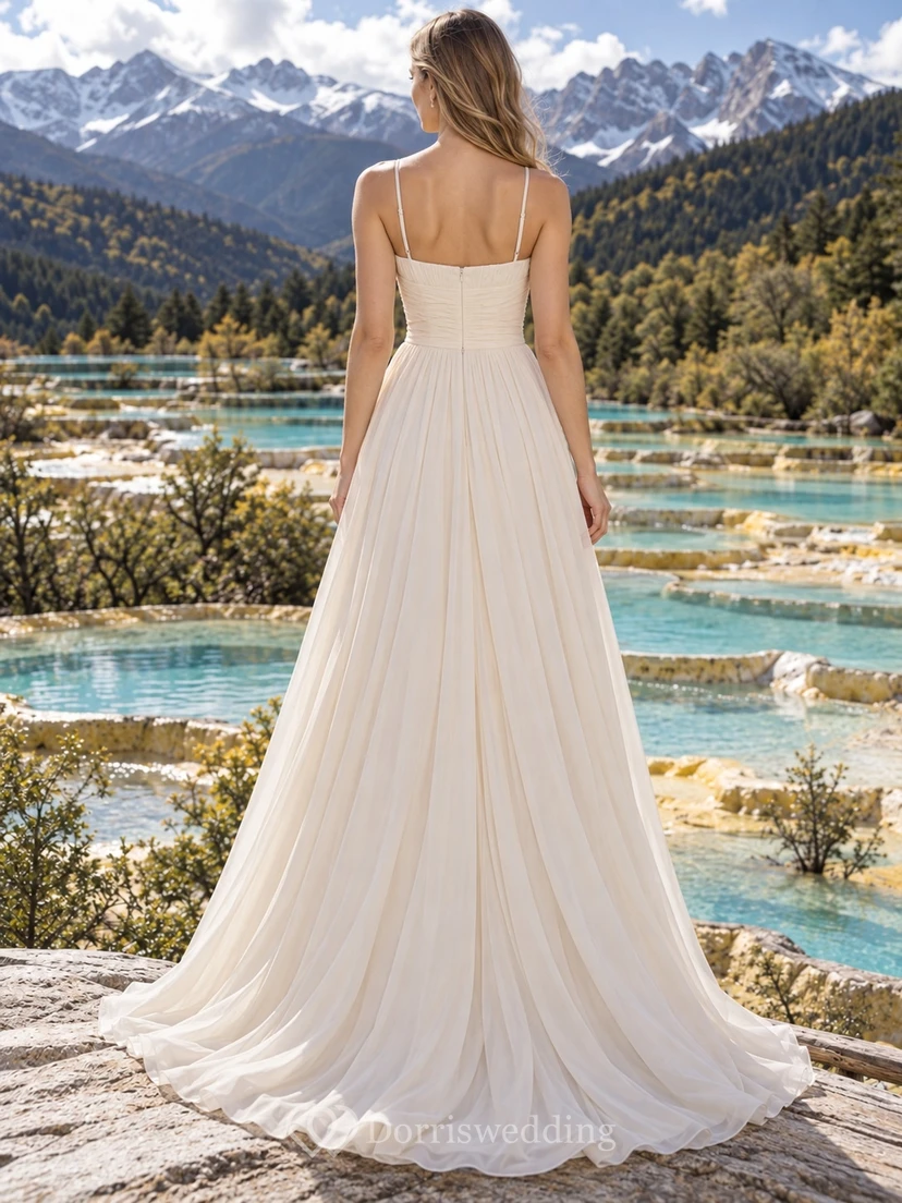 Vestido de novia sencillo de gasa color champán con escote cuadrado y tirantes finos view 2