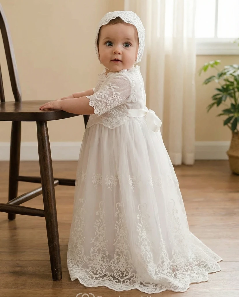Vestido blanco de niña para bautizo con mangas de encaje y gorro. view 2