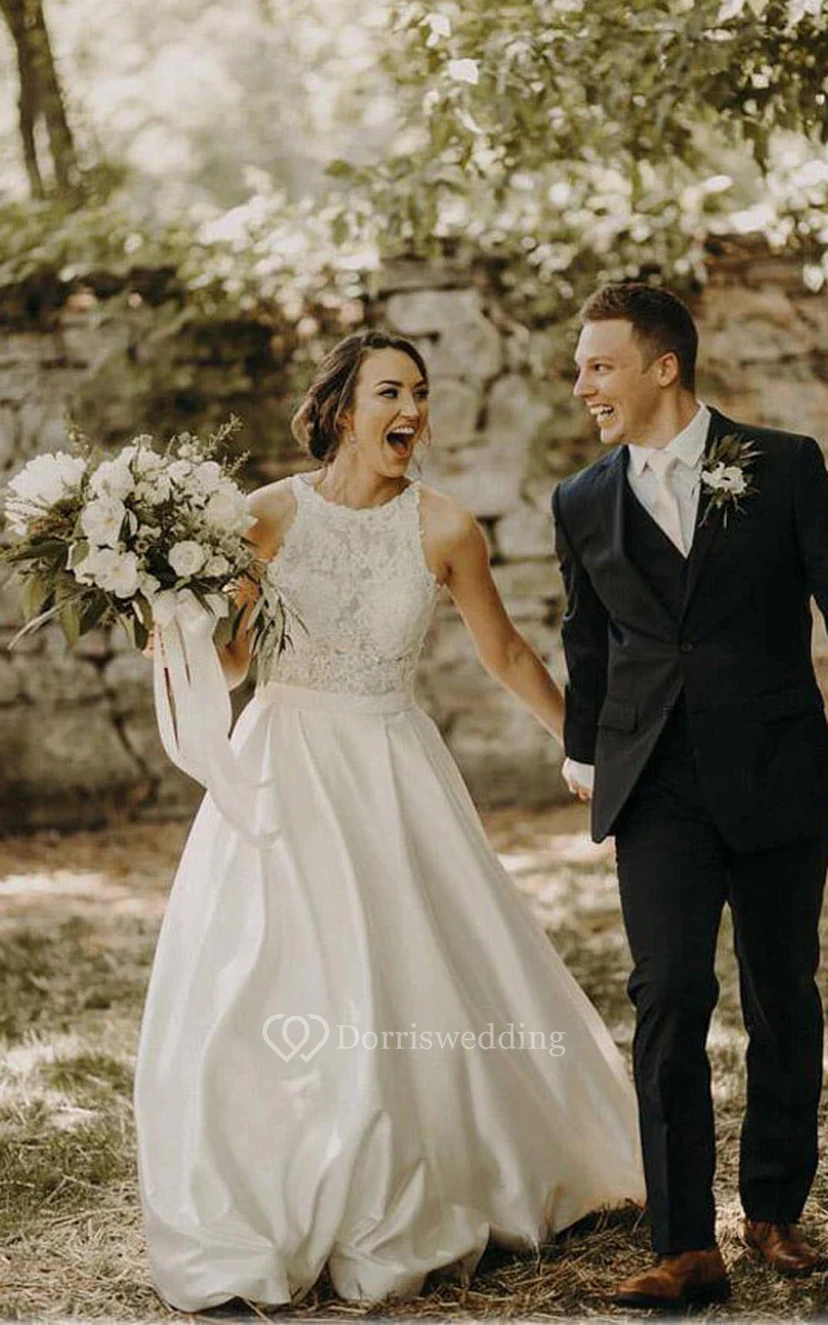 Vestido de novia sencillo de satén, corte en A, sin mangas, con escote redondo y top de encaje.