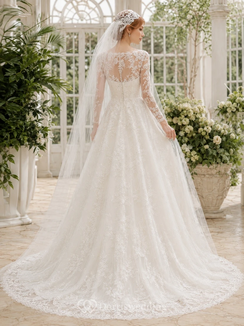 Vestido de novia de encaje con cola larga y corte en A view 2