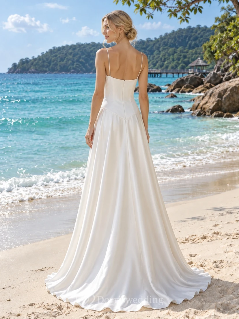 Einfaches, gerades Satin-Etui-Kleid mit Spaghettiträgern und Schleppe für eine Strandhochzeit view 2