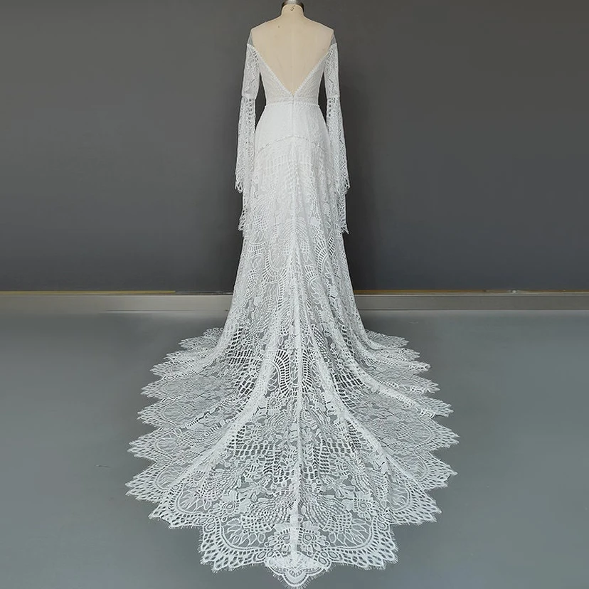 Robe de mariée bohème en dentelle à manches poétiques et épaules dénudées, style empire champêtre view 5