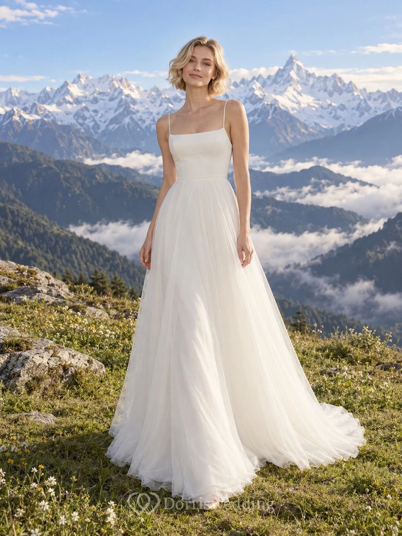 Vestido de novia sencillo de tul con escote cuadrado y tirantes finos, corte en A
