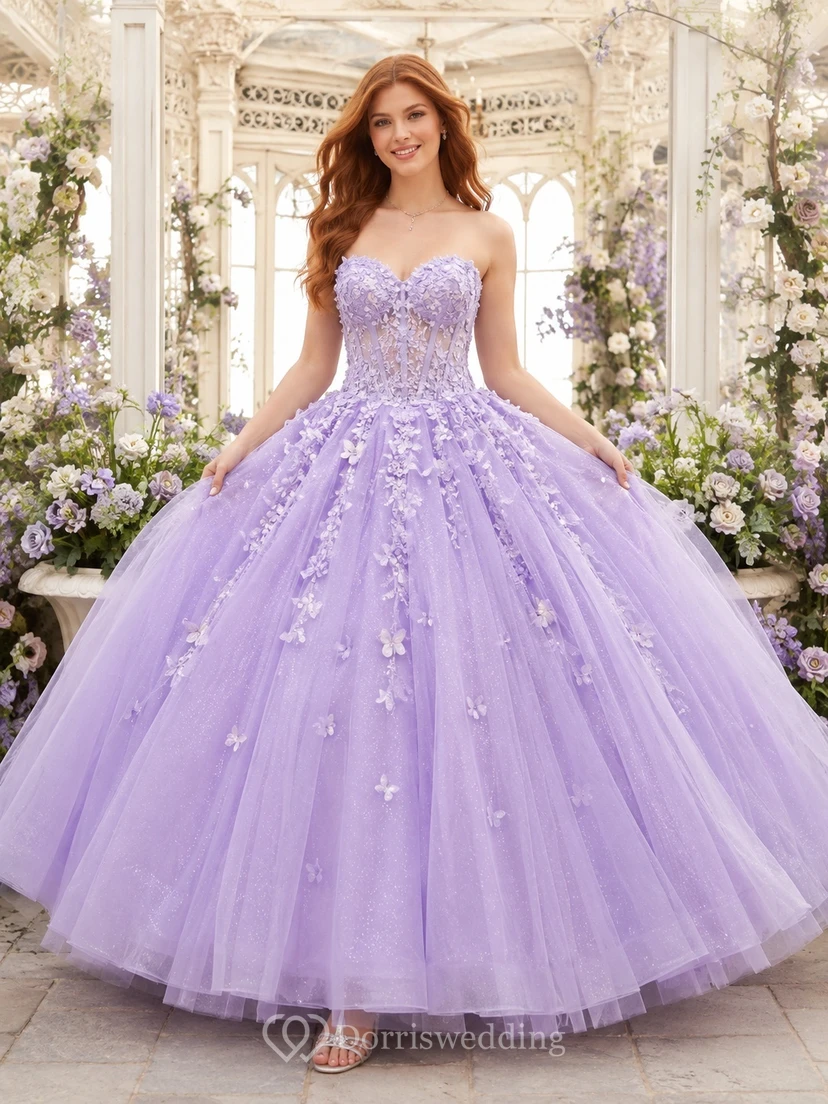 Lavendelfarbenes, trägerloses Ballkleid aus Tüll mit Herzausschnitt und gestuftem Blumenmuster für eine Quinceañera