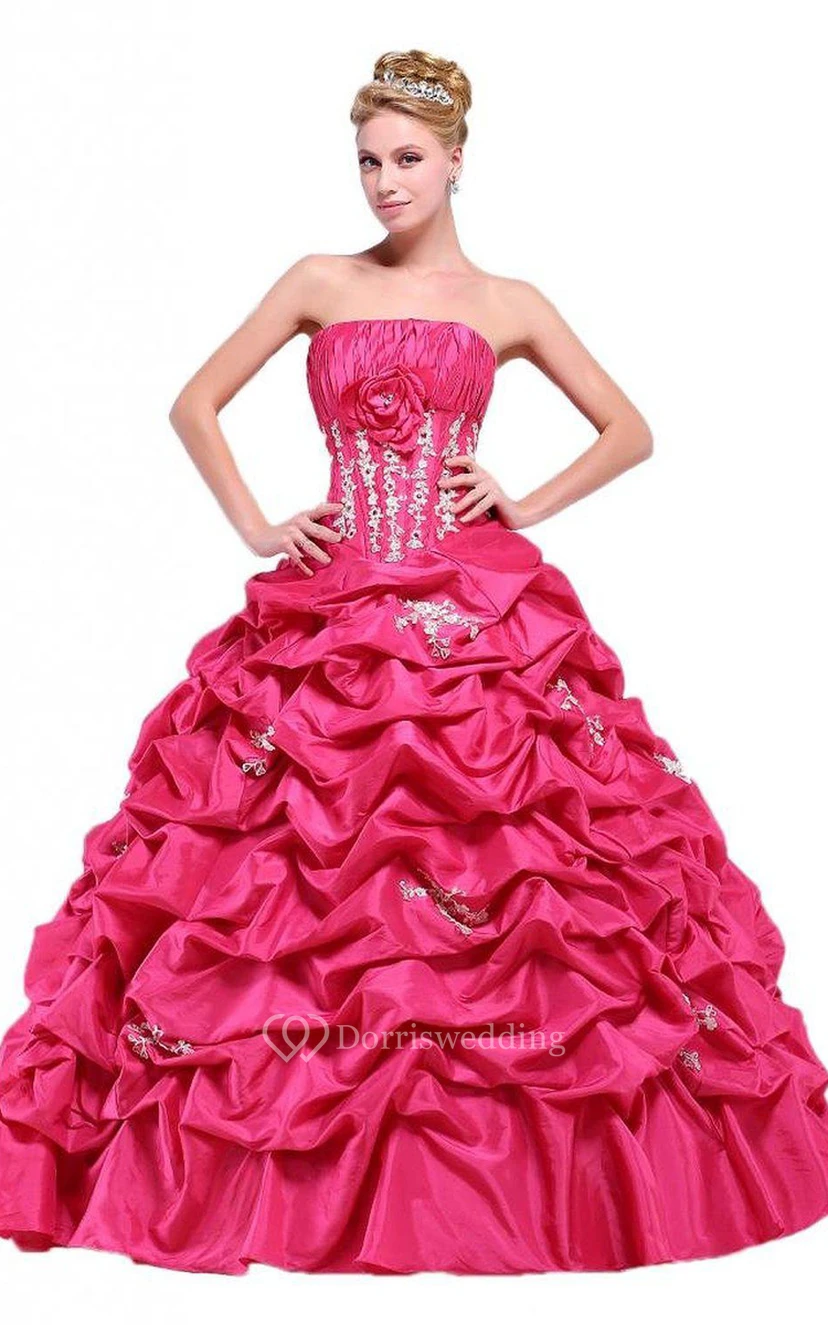 Trägerloses Ballkleid mit Rüschen und Blumenapplikationen