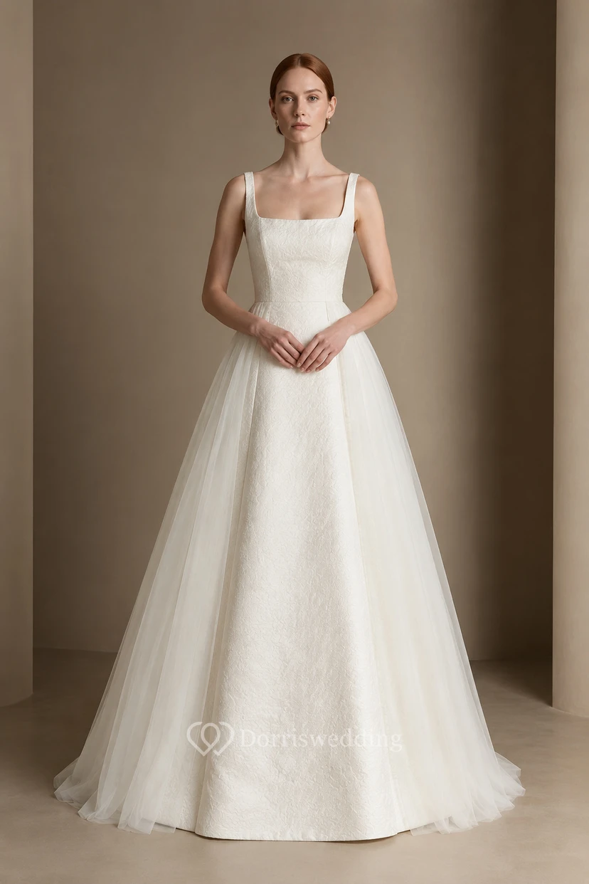 Vestido de novia de satén con escote cuadrado, tirantes y cola larga.