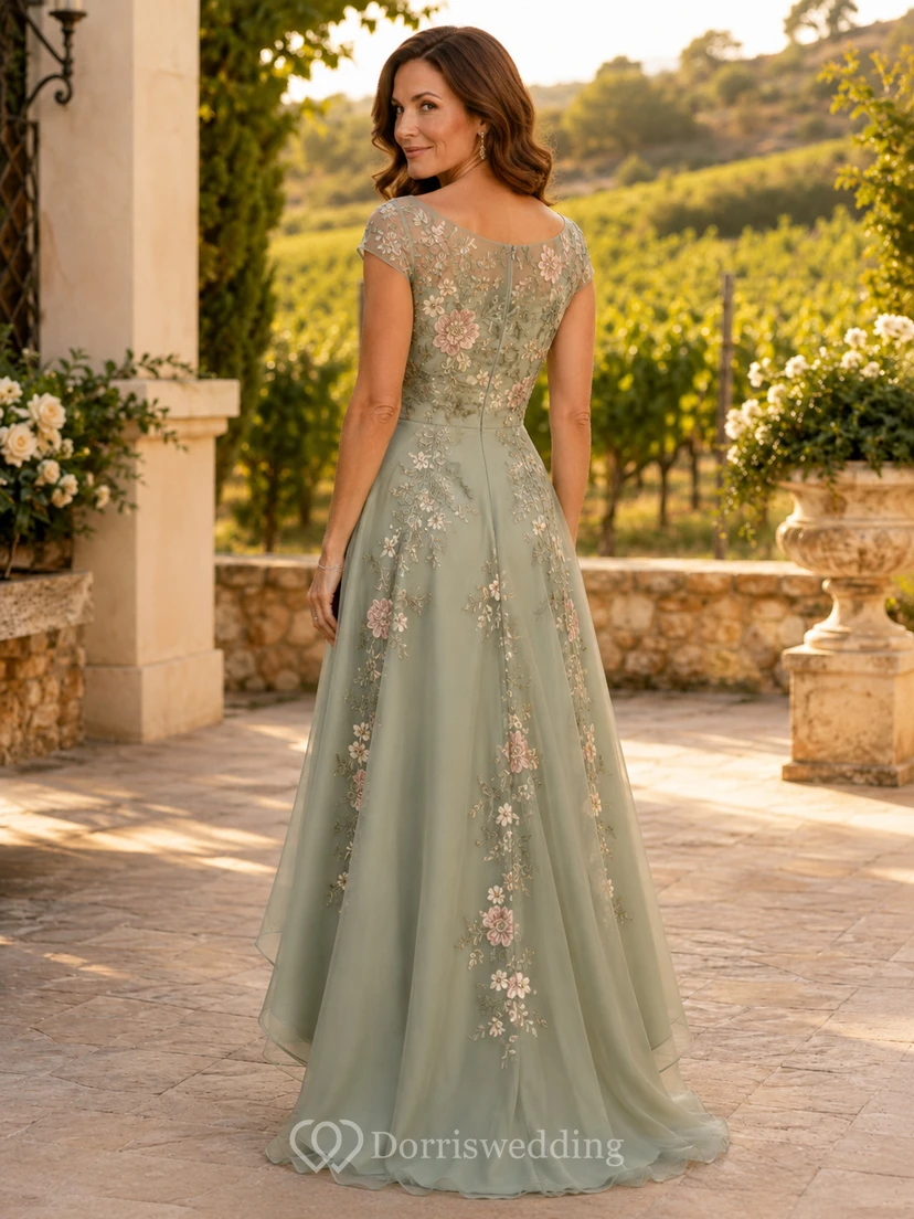 Robe de mariée romantique en tulle, coupe trapèze asymétrique, couleur sauge, idéale pour la mère de la mariée, avec col bateau transparent, manches courtes et appliques florales roses. view 2