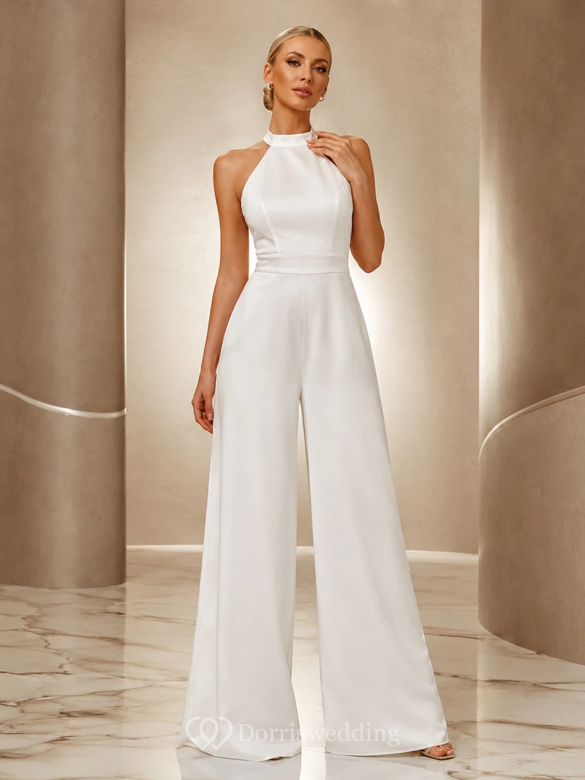 Mono blanco de la línea Gallery, largo hasta el suelo, sin mangas, con escote halter, de satén, vestido formal moderno.