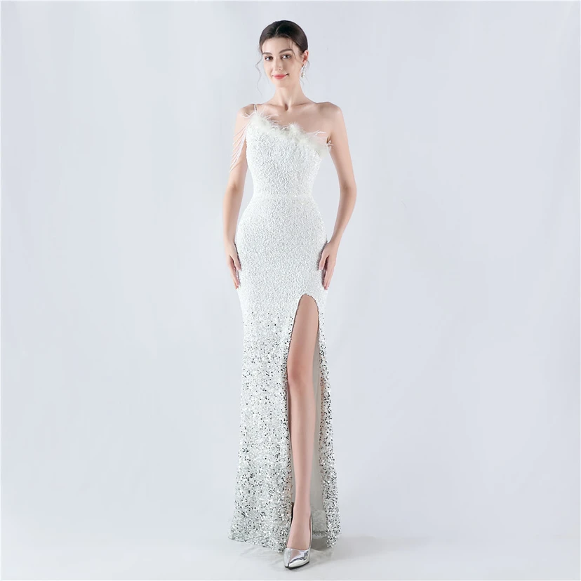 Robe de soirée longue à une épaule, ornée de plumes d'autruche, de perles et de sequins, avec col asymétrique et fente haute. video preview